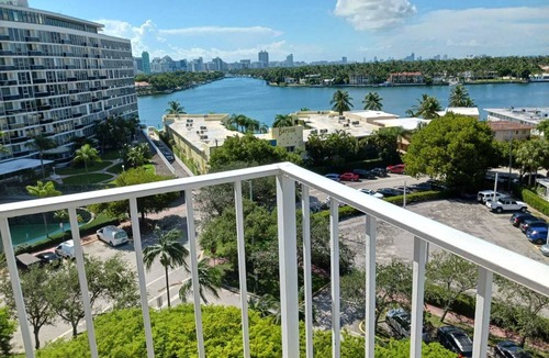 North Beach Condo | Relax with a spectacular view, 5 min walk to the beach, restaurants, supermarket