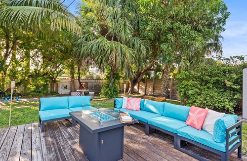 Middle River Terrace House | Relaxing 3BD - Pool - BBQ - Games - Close to Beach