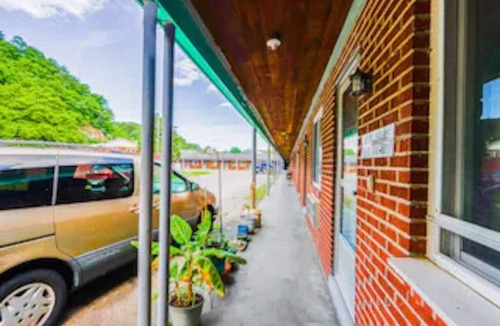 Blue Jay Apartment | Relaxing Full Bed|Nsmk|Beaver WV
