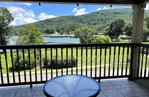 Young Harris Condo | Relaxing Getaway w/Stunning Lake & Mountain Views