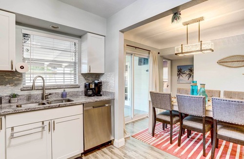 South Pinellas Community Council House | Remodeled St Petersburg Retreat w/Hot Tub!