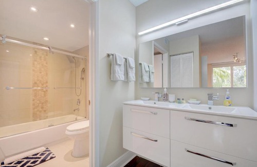 Aventura Apartment | Renovated 2/2 Unit at Yacht Club/Aventura