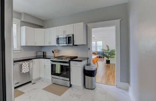 Cooper-Young Historic District House | Renovated Cooper-Young Bungalow w/Game Room Walk to Food, Bars & Liberty Bowl