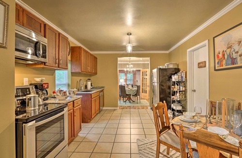 Quincy House | Renovated Home w/Screened-In Patio on Hwy 90!