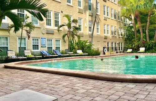 Palm Beach Apartment | Renovated studio in the heart of Palm Beach - free parking, security box