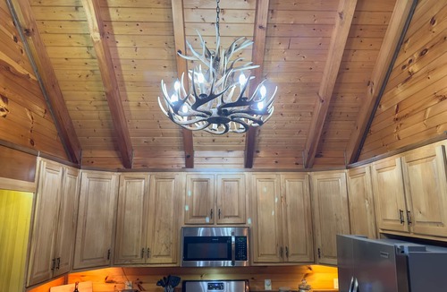 Blue Ridge Cabin | Reserve your Getaway at The Rustic Retreat-3 private acres!