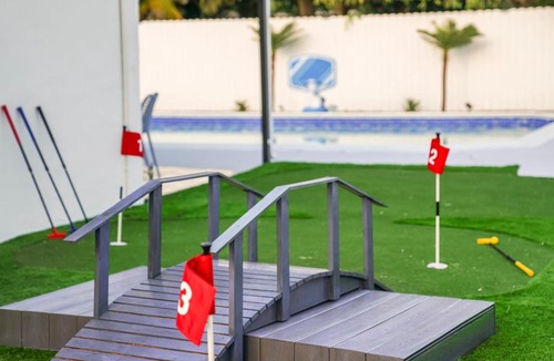 North Miami House | Resort-Style Miami Home Pool Sauna & Jaccuzi