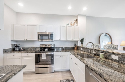 Naples Condo | Resort-Style Naples Retreat - 3BR/2BTH Condo - FREE Golf May 15-Oct 15