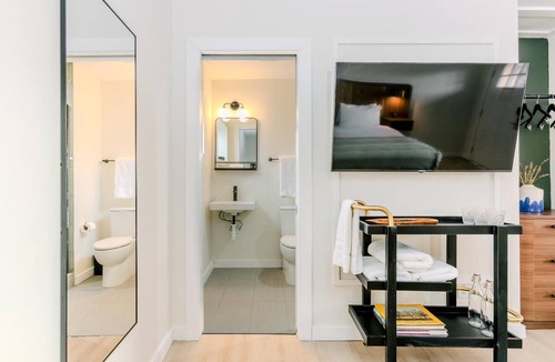 Talbot's Corner Hotel | Retro King Stay in East Nashville | Pool Club Access & Free On-Site Parking!