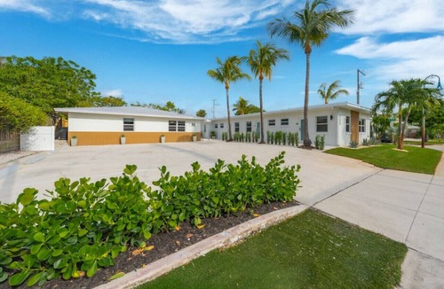 Parrot Cove Apartment | Retro Modern vibes ! King Bed Near beach ! Villa 9