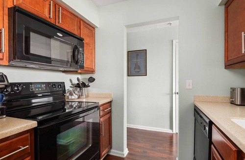 North Capitol Condo | RF1004 ~ King Bed ~ Pool ~ Outdoor space on the River ~ Free Covered Parking ~ 1 Mi to Broadway