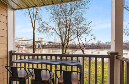 North Capitol Condo | RF1004 ~ King Bed ~ Pool ~ Outdoor space on the River ~ Free Covered Parking ~ 1 Mi to Broadway