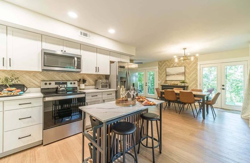 Clarkesville House | RIDGEVIEW RETREAT | HOT TUB | FIRE PIT AND GAMES