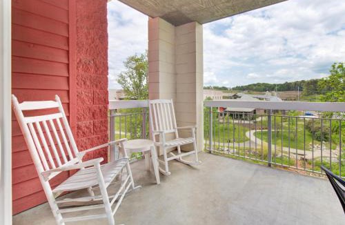 Pigeon Forge Apartment | River View Condo Bear Crossing 302