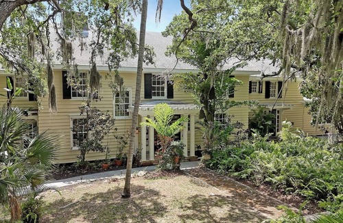Tropic Apartment | River Views 1bd/1ba FULL APT Kayaks Walk to EGAD q