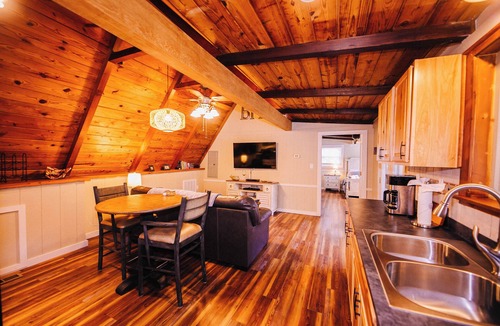 Draper House | Riverfront cabin near New River Trail, Claytor Lake, and Draper Mercantile. Screened porch.