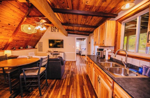 Draper House | Riverfront cabin near New River Trail, Claytor Lake, and Draper Mercantile. Screened porch.
