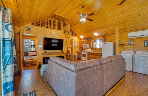 Walland Cabin | Riverfront Cabin Near Smoky Mountain National Park