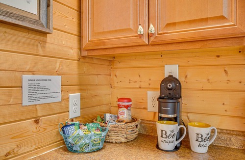 Walland Cabin | Riverfront Cabin Near Smoky Mountain National Park