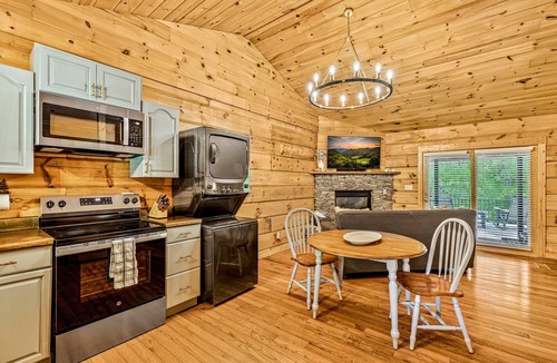Townsend Cabin | Riverfront | Dog Friendly | Close to GSMNP