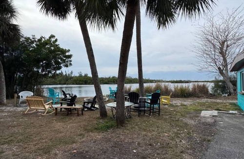Warm Mineral Springs Apartment | Rivers Edge Bungalow Waterside