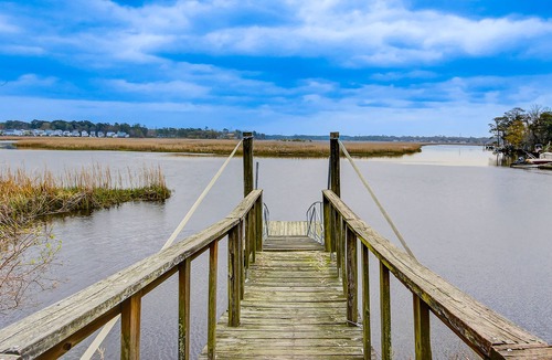 Hanahan Condo | Riverside condo with pool, kayak launch, dock, AC, & W/D - dog-friendly
