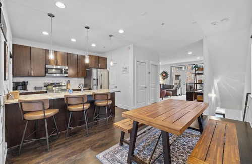 North Capitol House | Robin’s Nest | Rooftop Views + Walk Broadway