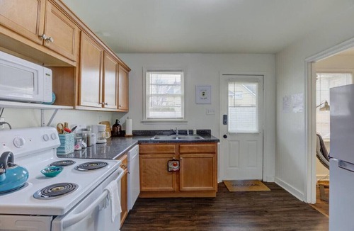Midtown Apartment | Rock ‘n Relax: 15 Min to Graceland | Free Parking