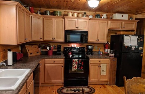 Cleveland House | Rocky Road Hideaway. close to Helen and Dahlonega