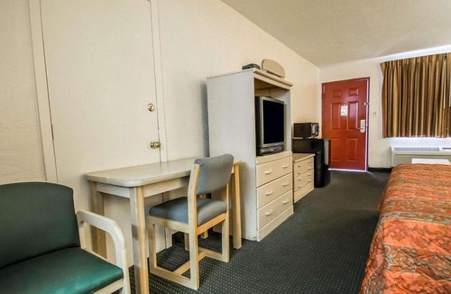 Gainesville Hotel | Rodeway Inn Gainesville - University Area