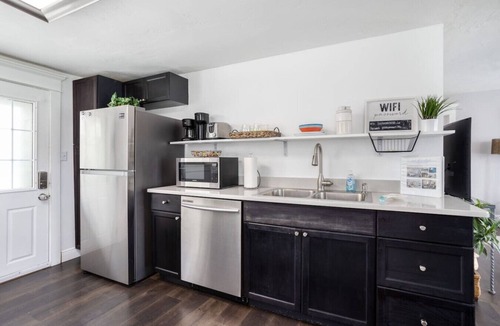 Varnum Park House | Romantic Cottage w/King, Pool, Pickleball, Beaches