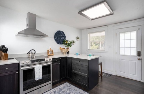 Varnum Park House | Romantic Cottage w/King, Pool, Pickleball, Beaches