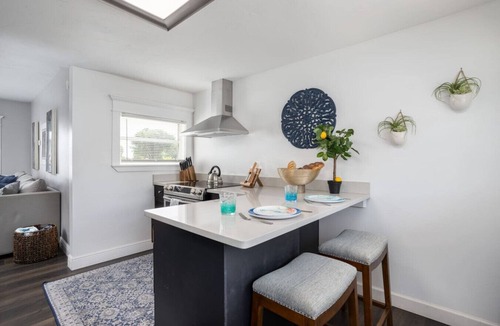 Varnum Park House | Romantic Cottage w/King, Pool, Pickleball, Beaches