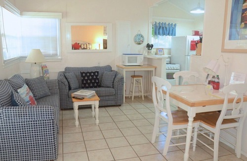 Pompano Beach House | Romantic getaway! Historic cottage 2 blocks to beach