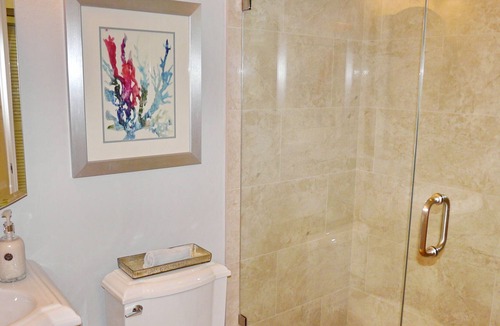 Marco Island Condo | Romantic getaway w/ heated pool & brief walk to beach