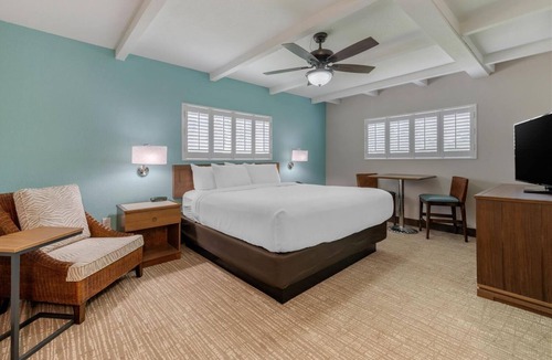 Jekyll Island Hotel | Romantic Island Escape | Pool Access | Free Breakfast | Free Parking