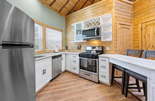 Cherokee Cabin | Romantic Luxury Yurt, Hot Tub & Soaking Tub, Firepit Smoky Mountain NP