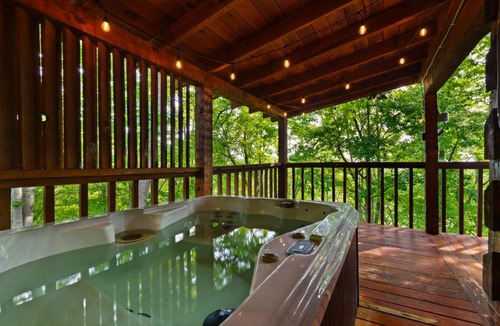 Sevierville Ski Chalet | Romantic Mtn Cabin, In-Room Jetted Tub, Hot Tub