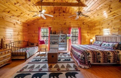 Sevierville House | Romantic Smoky Mtn Cabin Private Hot Tub Quiet Wooded Retreat