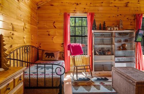 Sevierville House | Romantic Smoky Mtn Cabin Private Hot Tub Quiet Wooded Retreat