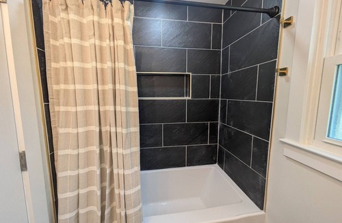 Mount Berry House | Rome's Luxury Bungalow King Beds Kitchen Laundry