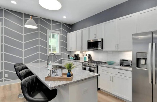 Talbot's Corner House | Rooftop Skyline View | Karaoke Stage | 4 Bedroom |