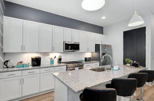 Talbot's Corner House | Rooftop Skyline View | Karaoke Stage | 4 Bedroom |