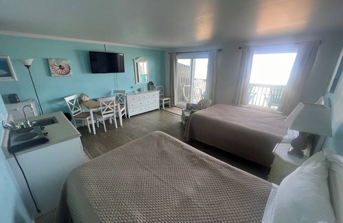Topsail Beach Hotel | Room #216 Mini Efficiency 2 Double Beds Pets Yes