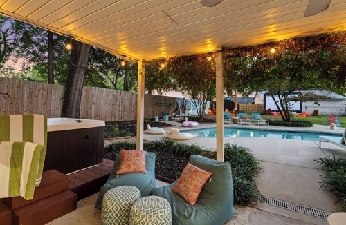 Columbia Cottage | Rooster Row Cottage w/Pool, Jacuzzi, Fire Pit + Poker Room. Sleeps 12!
