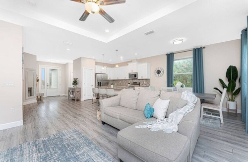 Englewood East House | Rosemont Relaxation-Close to Beaches
