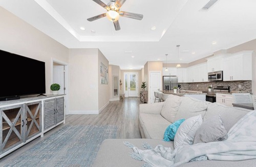 Englewood East House | Rosemont Relaxation-Close to Beaches