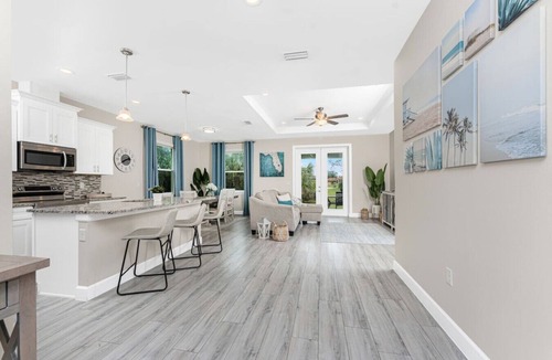 Englewood East House | Rosemont Relaxation-Close to Beaches