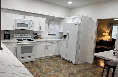Altamont Manor Apartment | Royal Palm Apt-Huge BR, Remodeled Kitchen & Cabinets, Comfy Leather Sofa!