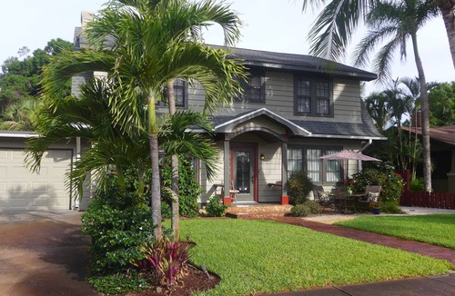 Altamont Manor Apartment | Royal Palm Apt-Huge BR, Remodeled Kitchen & Cabinets, Comfy Leather Sofa!